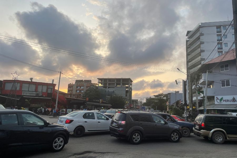 A throng of cars clogs an intersection in the Zone 4 neighborhood of Abidjan, Côte d'Ivoire